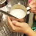 Cách đánh sữa bằng máy pha cà phê đơn giản, ngon chuẩn vị